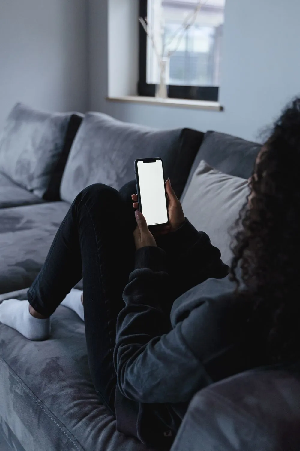Una persona configura su perfil profesional desde el celular